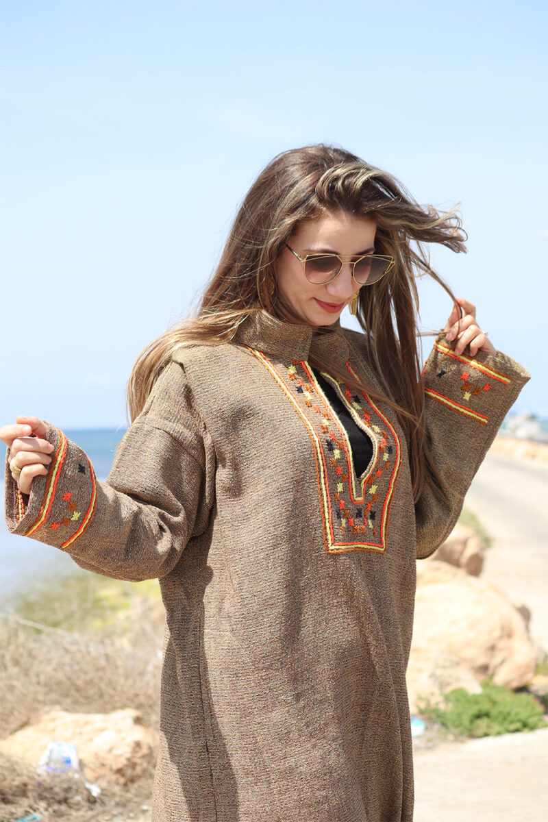 Robe longue col brodé