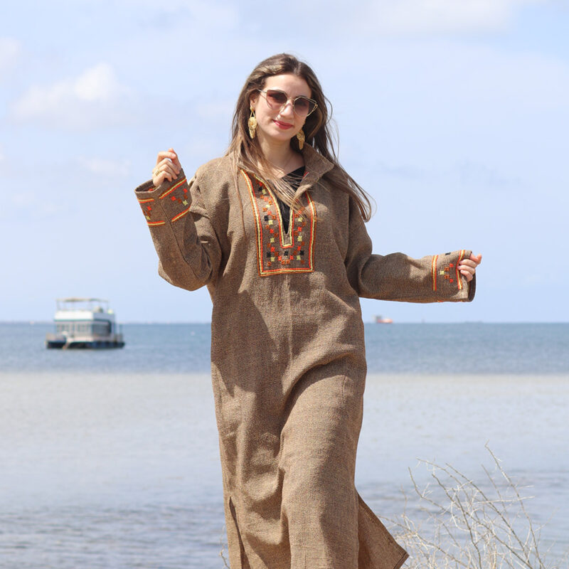 Robe longue col brodé