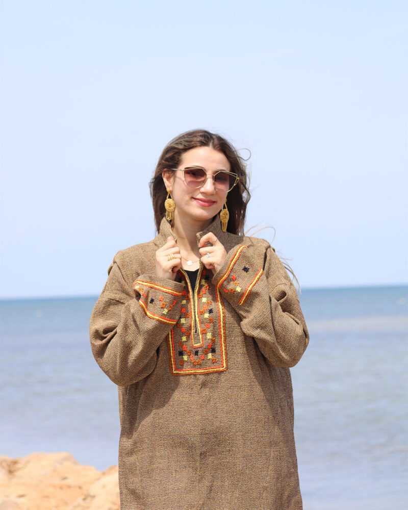 Robe longue col brodé
