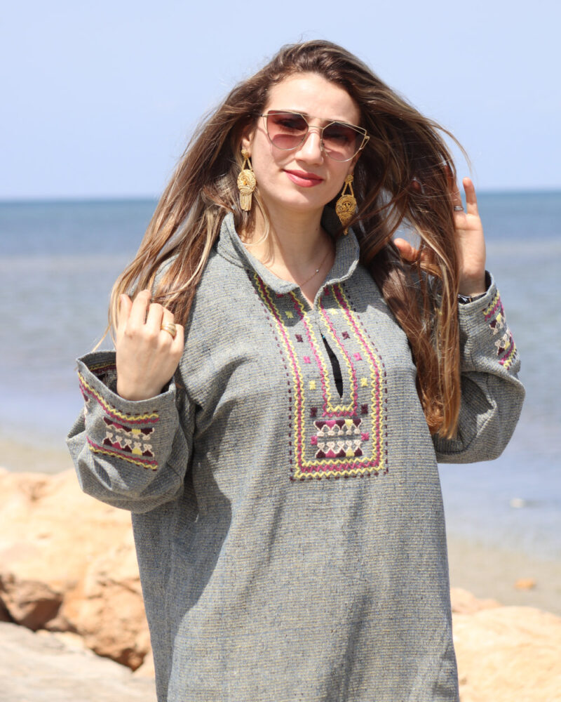 Robe longue col brodé