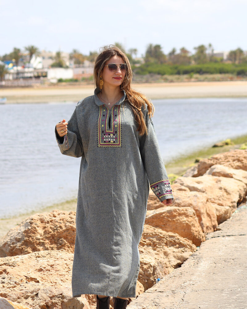 Robe longue col brodé