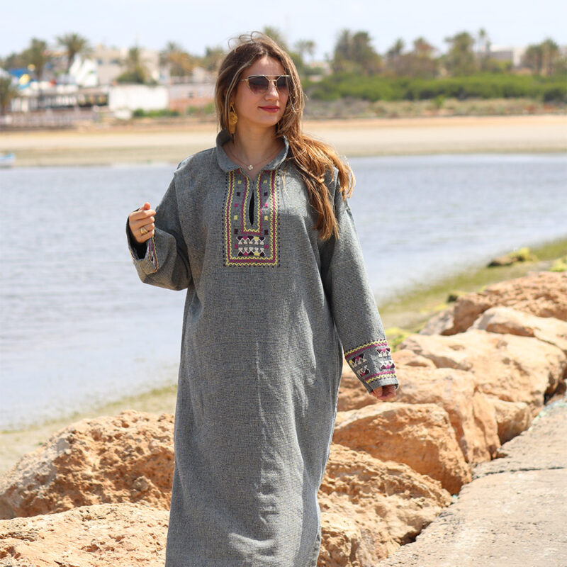 Robe longue col brodé