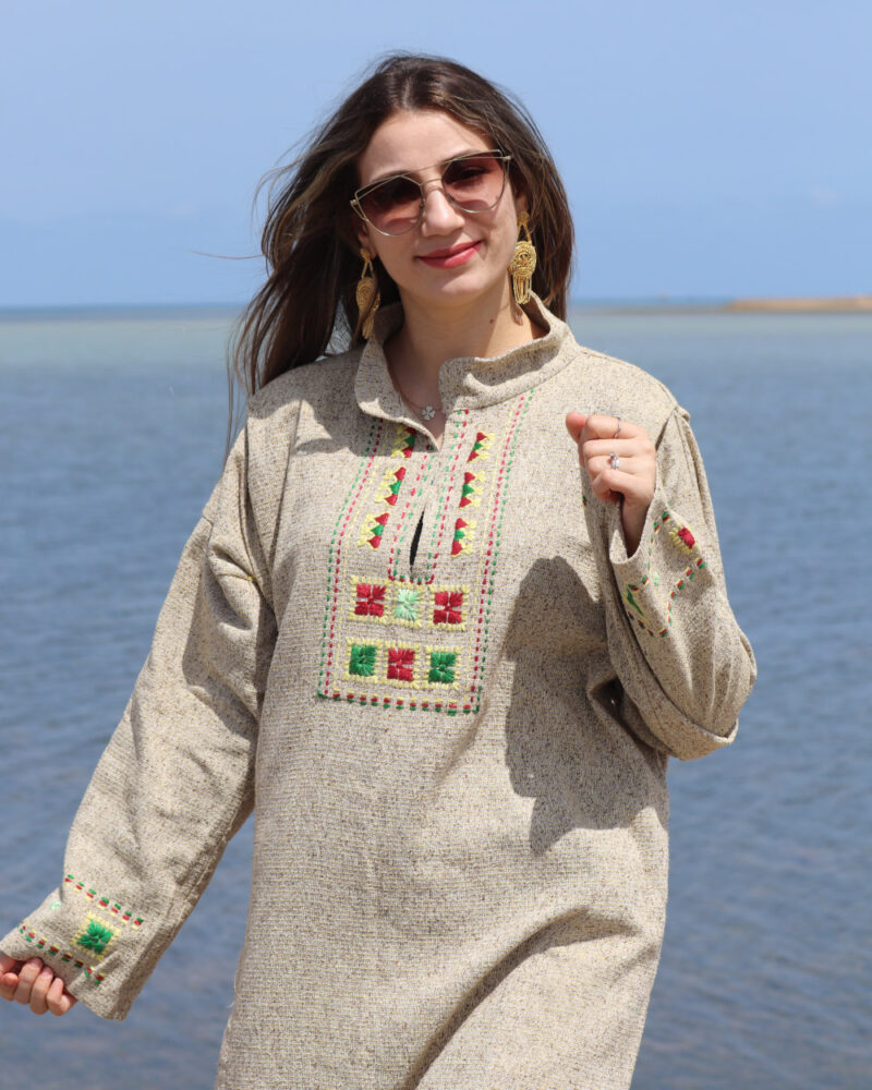 Robe longue col brodé
