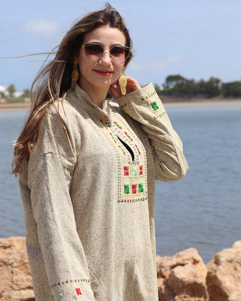Robe longue col brodé