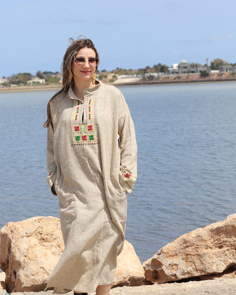 Robe longue col brodé