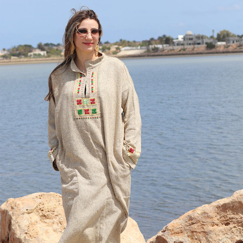 Robe longue col brodé