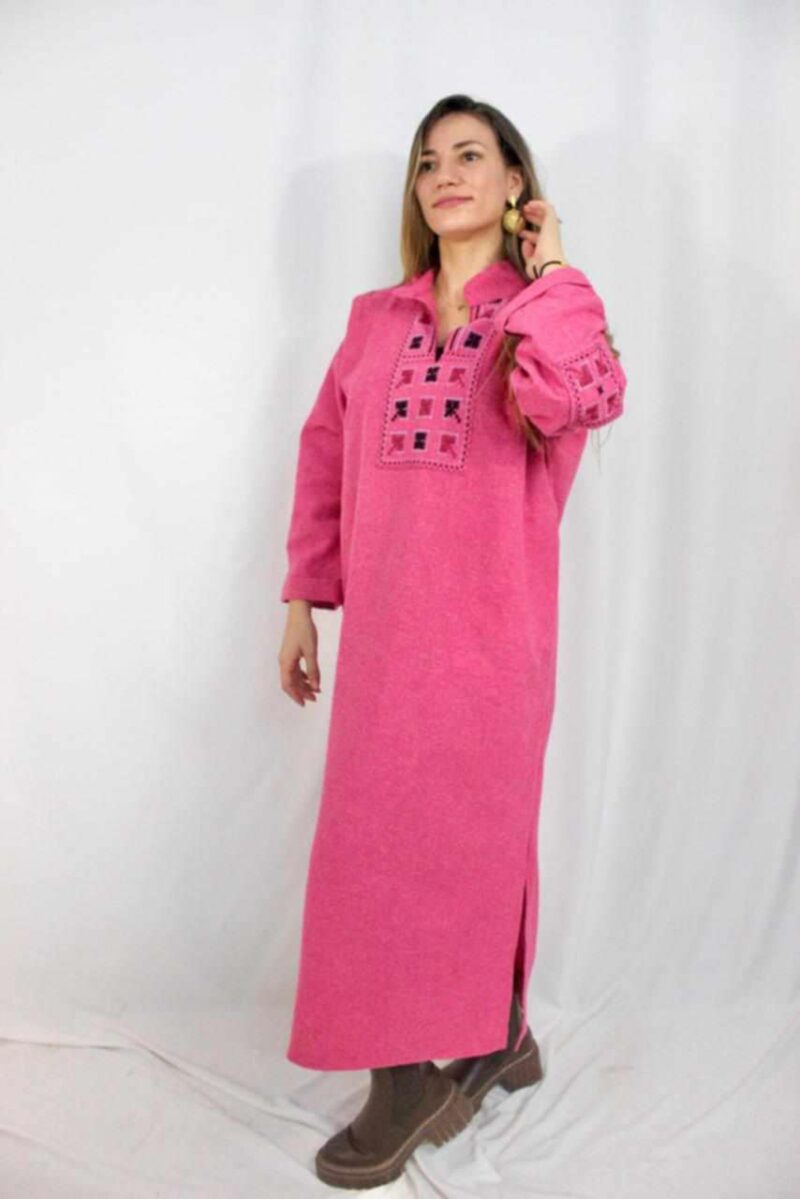 Robe longue col brodé rose