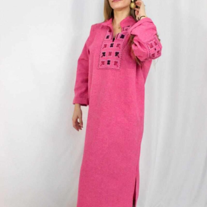 Robe longue col brodé rose